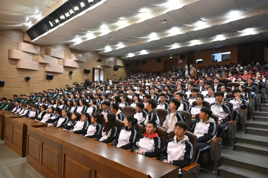 图为报告会现场